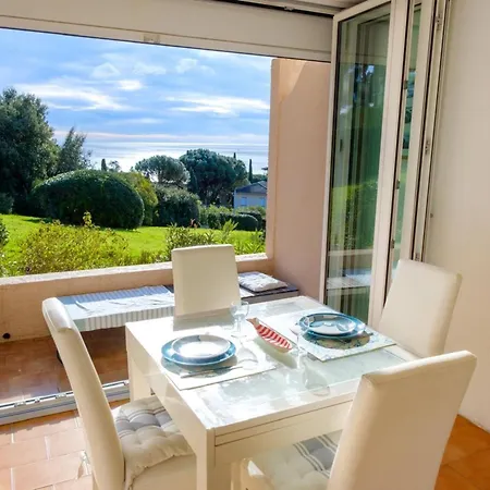 Апартаменти Bright With Sea View And Swimming Pool