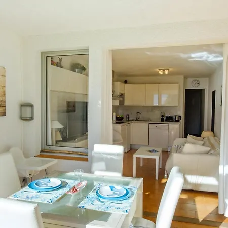 Bright With Sea View And Swimming Pool *
