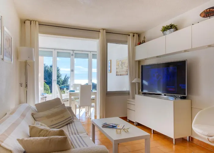 Апартаменти Bright With Sea View And Swimming Pool