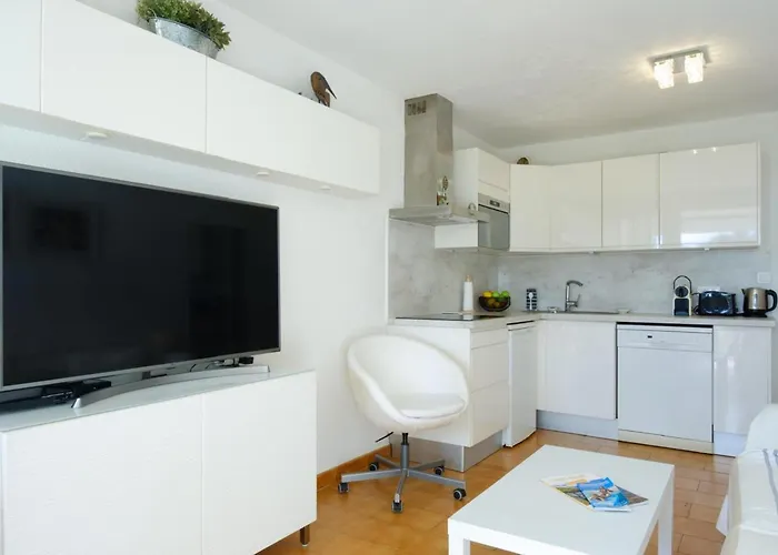 Bright With Sea View And Swimming Pool *